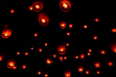 Pingsi gökyüzü fener festivali Tayvan, gece gökyüzünü aydınlatıyor