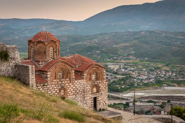 Igreja bizantina no topo da colina, Berat, Albânia — Fotografia de Stock