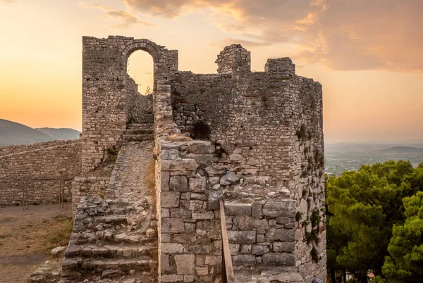 Μεσαιωνικά ερείπια σε λόφο, Μπεράτ, Αλβανία — Φωτογραφία Αρχείου