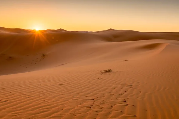 Nascer do sol sobre as dunas do Saara, Merzouga, Marrocos — Fotografia de Stock