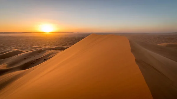 Puesta del sol en el desierto del Sahara, Erg Chebbi, Merzouga, Marruecos — Foto de Stock