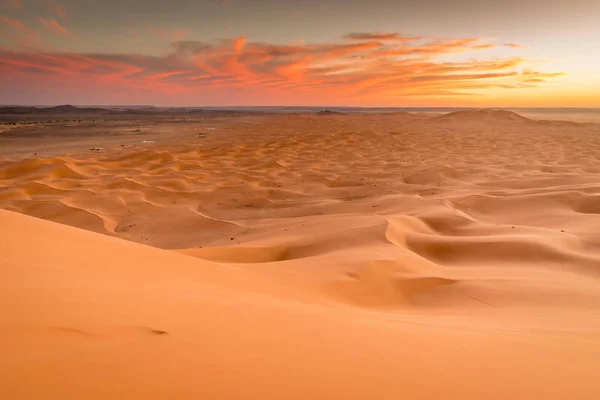 Dunas de areia laranja dourada, Erg Chebbi, Merzouga, Marrocos — Fotografia de Stock