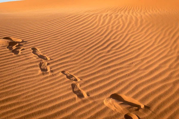 Pegadas na areia, Saara, Merzouga, Marrocos — Fotografia de Stock