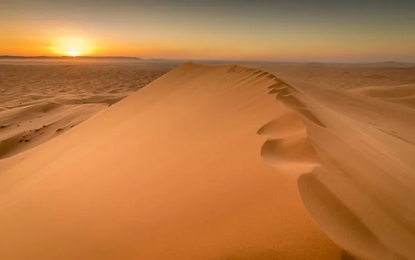Захід сонця над піщаними дюнами Сахари (Мерзуґа, Марокко). — стокове фото
