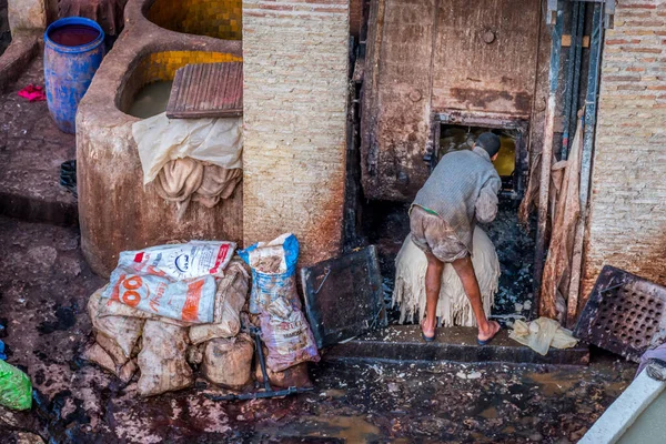 Man working Chouara Tannery, Fez, Morocco — Stok fotoğraf