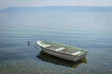 Kuzey Makedonya 'daki Ohri Gölü' nde beyaz tekne