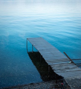 Kuzey Makedonya 'daki Ohri Gölü' nde ahşap iskele