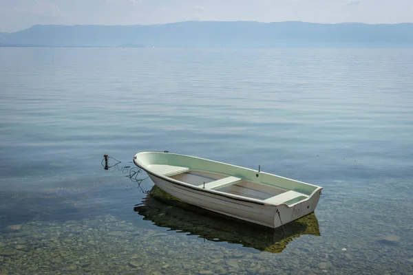 Weißes Boot im Ohrid-See, Nordmakedonien Stockbild