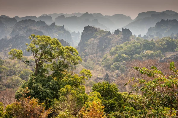 Osservazione delle cime calcaree, Konglor Loop, Thakhek, Laos — Foto Stock