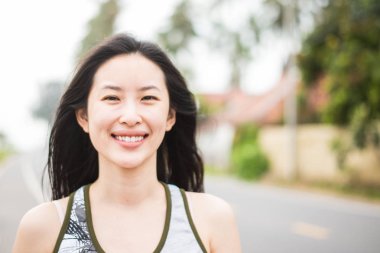 Mutlu genç sevimli kız.