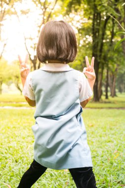 mutlu genç kız parkta.