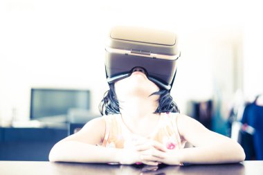 Oyun oynamak için sanal gerçeklik kullanan bir kız.