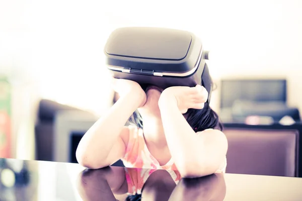 Uma menina usando a realidade virtual para jogar jogos . — Fotografia de Stock