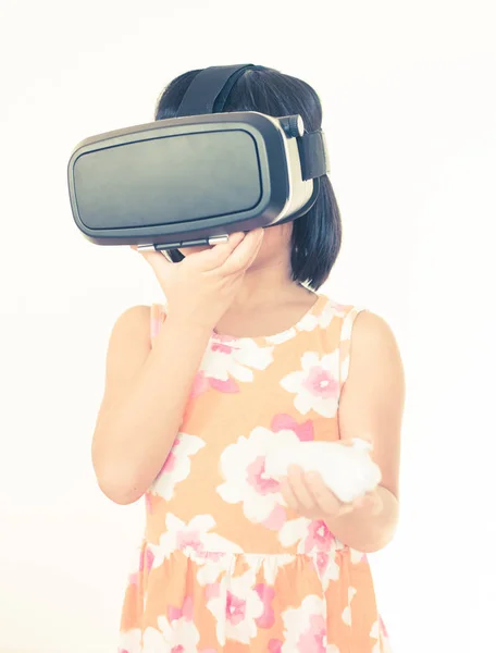 Uma menina usando a realidade virtual para jogar jogos . — Fotografia de Stock