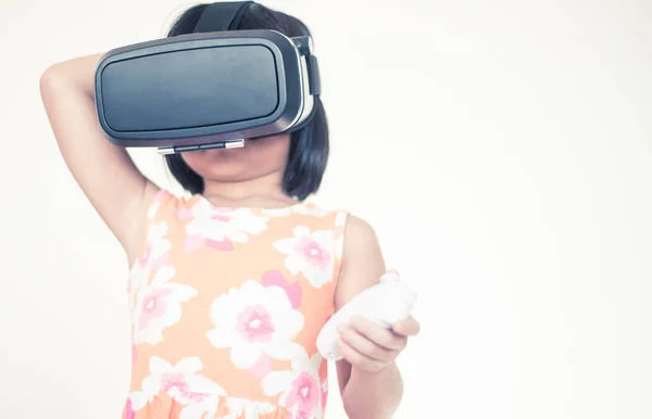 Uma menina usando a realidade virtual para jogar jogos . — Fotografia de Stock
