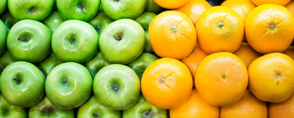 Naranja y manzana verde . — Foto de Stock
