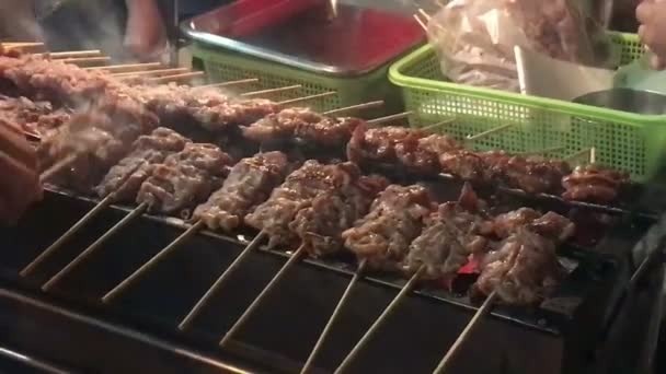 Carne de porco churrasco em streetfood Bangkok, Tailândia . — Vídeo de Stock