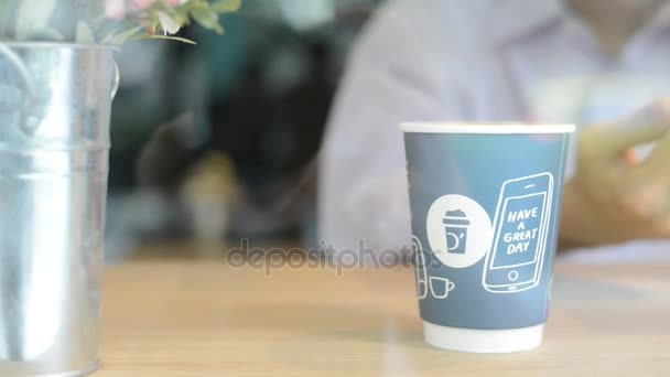 Üzleti ember használ szúró telefon kávézóban kávé. — Stock videók