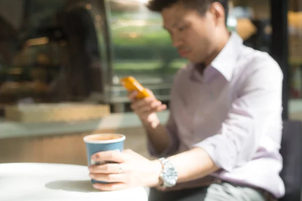 Empresario bebiendo café por la mañana . — Foto de Stock