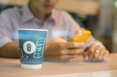 İşadamı kahve Cafe akıllı telefon ile çalışma.