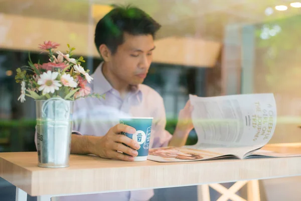 Empresario trabajando con teléfono inteligente en cafetería . — Foto de Stock