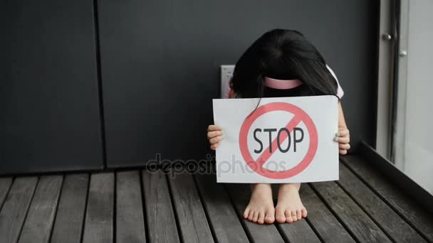 Young girl show child abuse sign. — Stock Video