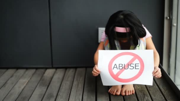 Mladá dívka Ukázat dítě zneužívání znamení. — Stock video