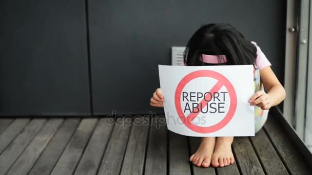 Mladá dívka Ukázat dítě zneužívání znamení. — Stock video
