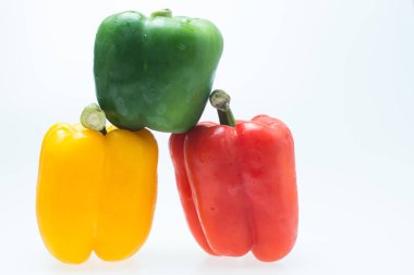 Beyaz arkaplanda dolmalık biber.