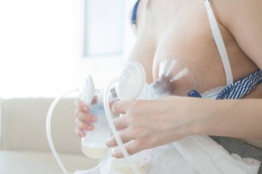 Anne tarafından otomatik göğüs pompası.