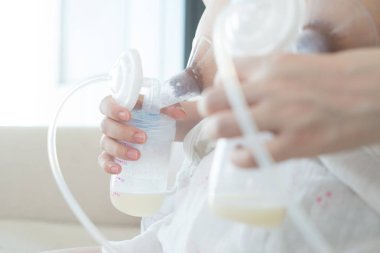 Anne tarafından otomatik göğüs pompası.