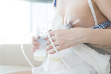 Anne tarafından otomatik göğüs pompası.