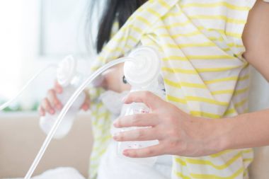 Anne tarafından otomatik göğüs pompası.