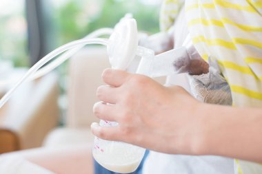 Anne tarafından otomatik göğüs pompası.