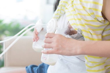 Anne tarafından otomatik göğüs pompası.