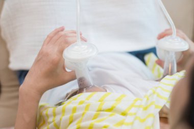 Anne tarafından otomatik göğüs pompası.