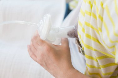 Anne tarafından otomatik göğüs pompası.