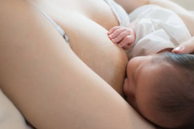 Anne bebeğini emziriyor ve sarılıyor..