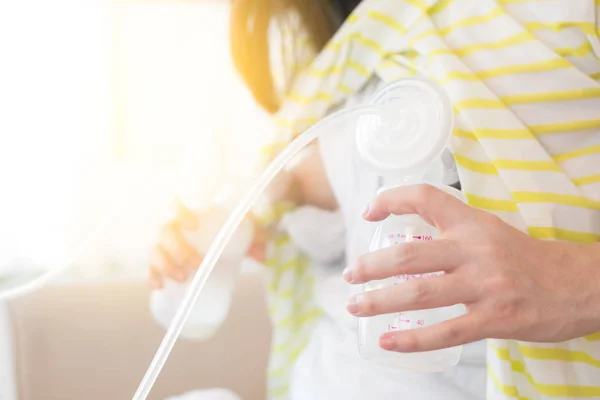 Automatic breast pump by mother. — Stock Photo, Image