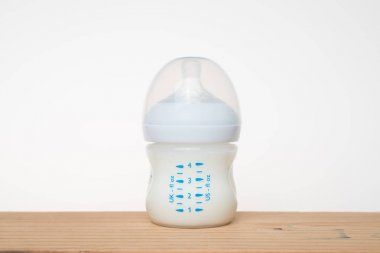 Beyaz arka planda bir şişe süt.