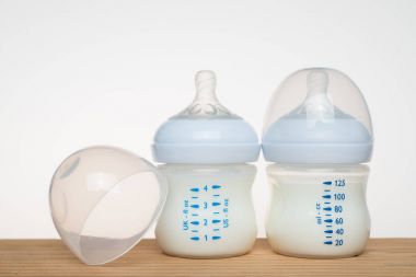 Beyaz arka planda bir şişe süt.