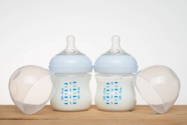 Beyaz arka planda bir şişe süt.