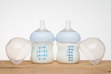 Beyaz arka planda bir şişe süt.