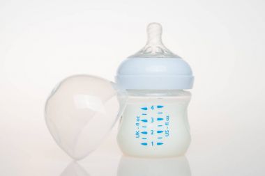 Beyaz arka planda bir şişe süt.