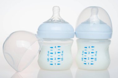 Beyaz arka planda bir şişe süt.