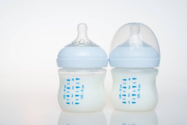 Beyaz arka planda bir şişe süt.