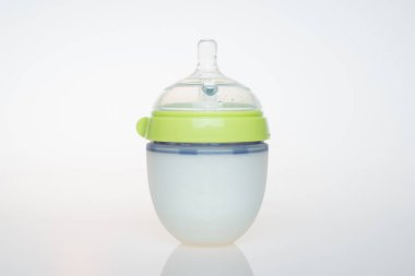 Beyaz arka planda bir şişe süt.