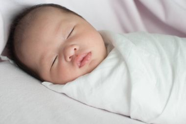 Bebek yüzünü kapatmak.