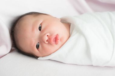 Bebek yüzünü kapatmak.