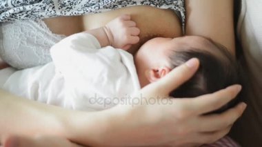 Anne sütü bebeği anne.